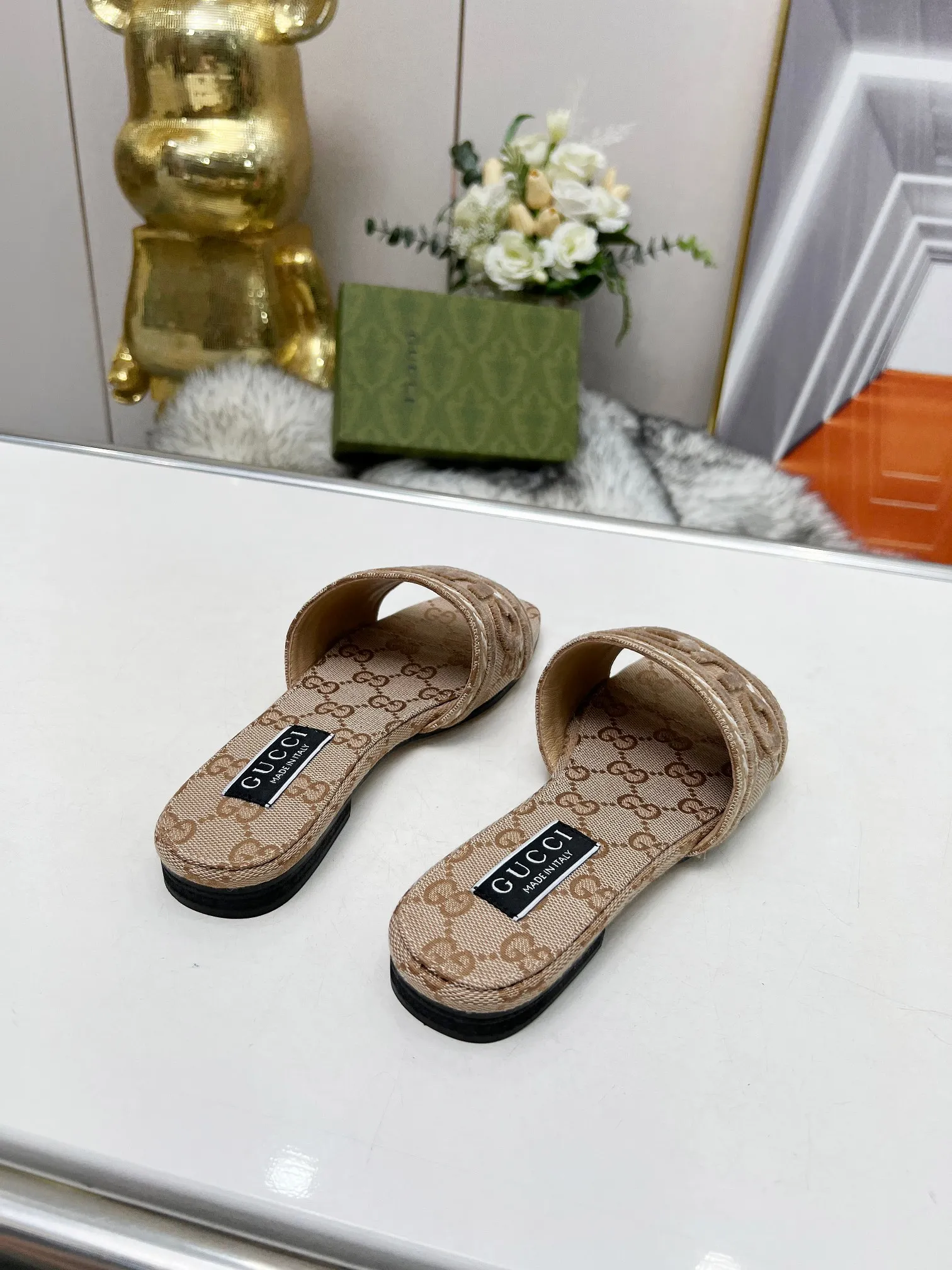 👟👟Ex-factory price 340👟👟 Genuine leather sole 200 Gucci 2024/Spring and summer new electric embroidery flat slippers hot style online —————————————— Perfect interpretation! The original development supports any comparison in the market! Carefully crafted materials! Months in the making! The pattern is extremely beautiful! Unique charm. The fabric is made from the original one-to-one ratio! Flash sale market free version! The thorn lines and three-dimensional effect are full! High-end and high-end Factory No.: 828-16 ꫛꫀꪝ Go➫ Materials: ❶ Upper: Electric embroidery environmentally friendly washed denim fabric ❷ Feet: imported sheepskin, lining sheepskin. ❸Outsole! Original Italian leather outsole ➕ Rubber outsole ........................................ ♡Size: 35-44 ♡Colour: 1cm